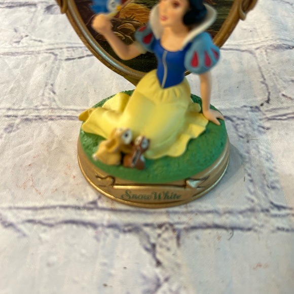 HALLMARK (1998) WALT DISNEY SNOWWHITE ORNAMENT - Picture 6 of 8